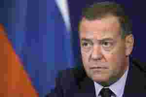 Medvedev truer med å utslette Kyiv
