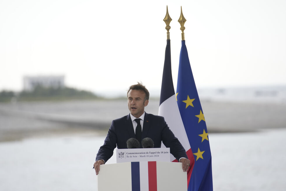 President Emmanuel Macron holdt tale på en seremoni i Bretagne tirsdag. I et regjeringsmøte skal han ha uttalt at franske skoler trues av «den antisemittiske plagen».
 Foto: Christophe Ena / AP / NTB