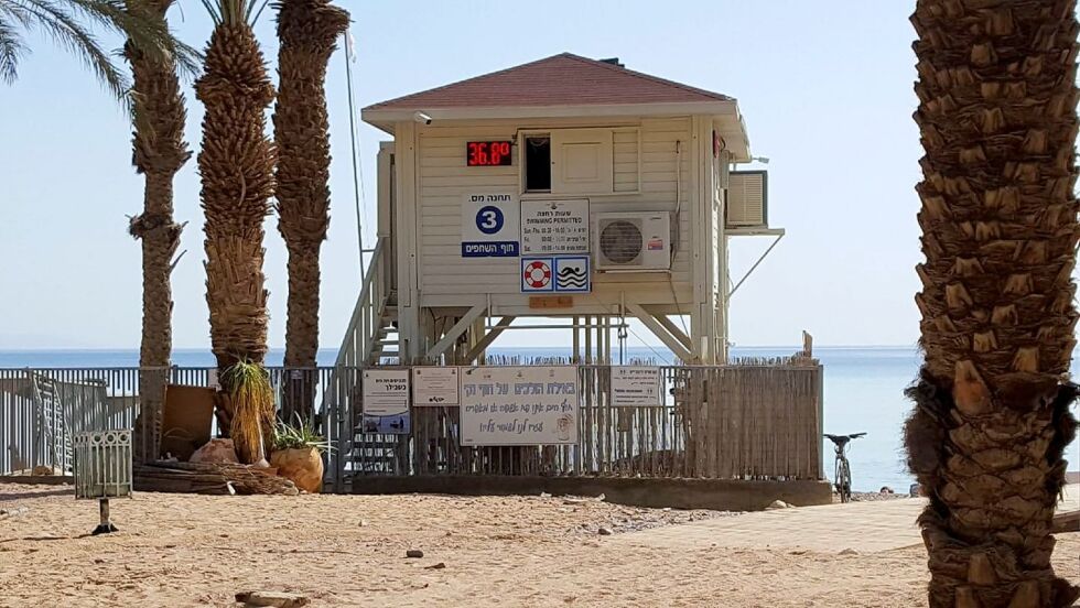 GODVÆR: Gradestokken viser 36,8 grader ved stranda i Eilat, der Harilas gruppe var i ferd med å bli korona-faste.
 Foto: Privat