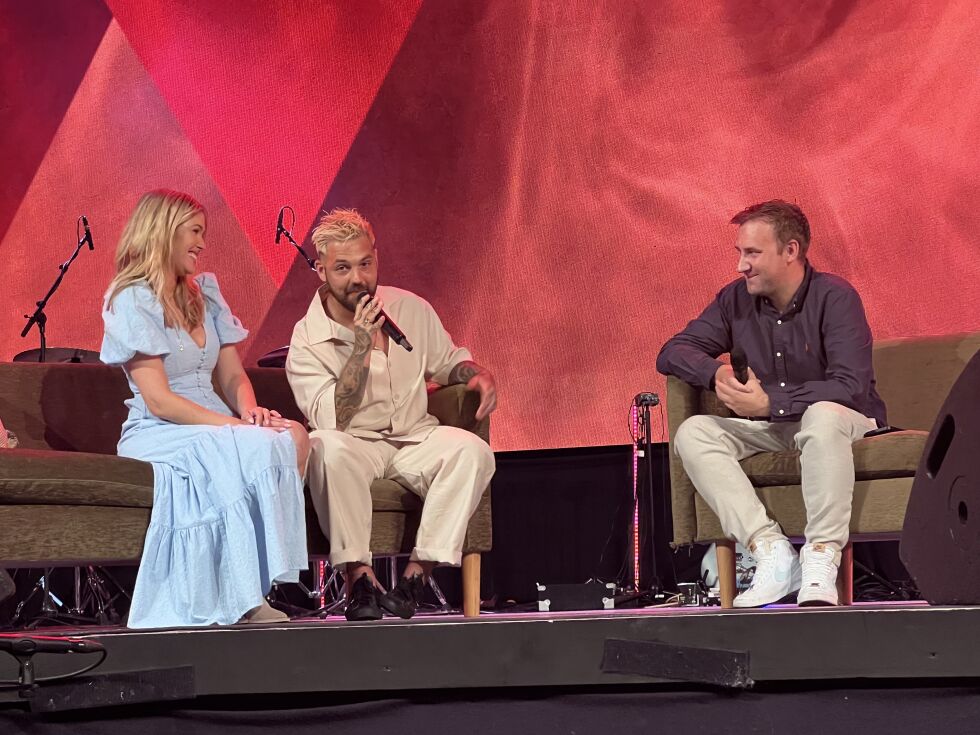 Artisten Alejandro Fuentes og bloggeren Monica Nyhus sang og delte om troslivet sitt i Sarons Dal torsdag kveld. Her intervjuet av Hans Martin Skagestad fra Troens Bevis.
 Foto: Trine Overå Hansen