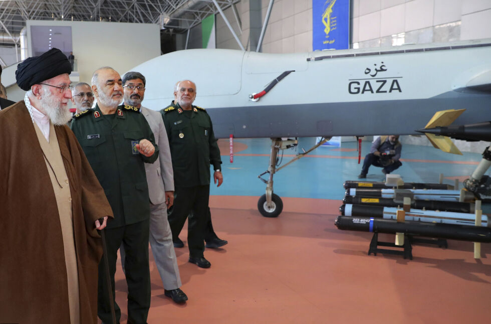 Revolusjonsgardens leder Hossein Salami, her ved siden av ayatollah Ali Khamenei (t.v.) i 2023, er drept i nattens israelske angrep, melder statlig fjernsyn i Teheran.
 Foto: Office of the Iranian Supreme Leader / AP / NTB