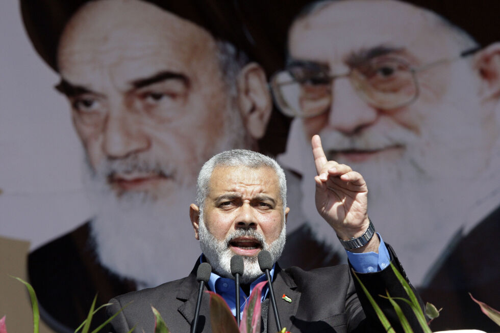 Hamas øverste leder, Ismail Haniyeh, taler under portrettene av ayatollah Khomeini og ayatollah Ali Khamenei under en feiring av den iranske revolusjonen i Teheran i 2012. Haniyeh understreket at Hamas, i likhet med Iran, aldri vil anerkjenne staten Israel.
 Foto: AP Photo/Vahid Salemi/NTB.