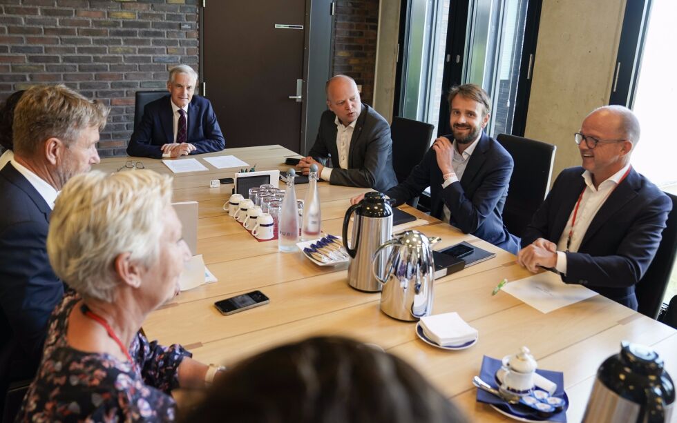 Statsminister Jonas Gahr Støre (Ap) leder et møte mellom regjeringen, NHO og LO om kraftsituasjonen. Møtet finner sted på Statsministerens kontor i Oslo mandag formiddag.
 Foto: Stian Lysberg Solum / NTB