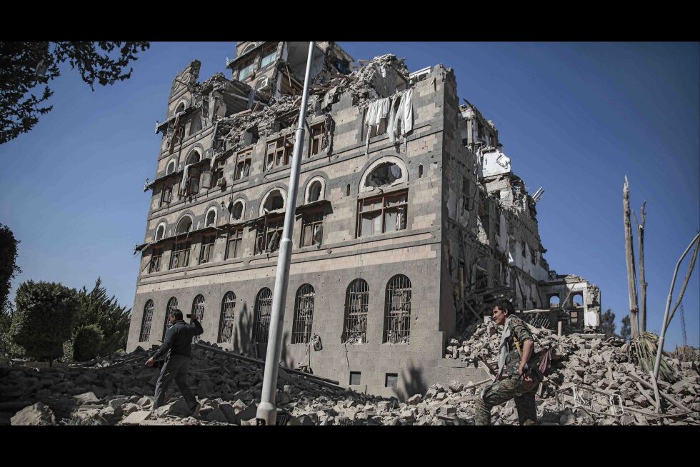 Houthi-opprørere undersøker restene av et regjeringsbygg i hovedstaden Sana som ble bombet av den Saudi-ledede koalisjonen i Jemen i 2017. Foto: Hani Mohammed / AP / NTB scanpix