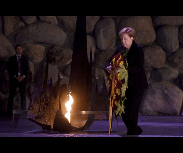 Merkel la ned krans ved Holocaust-museet
