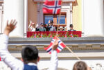 Kongefamilien hilser barnetoget i Oslo fra slottsbalkongen på Slottet. Foto: Heiko Junge / NTB