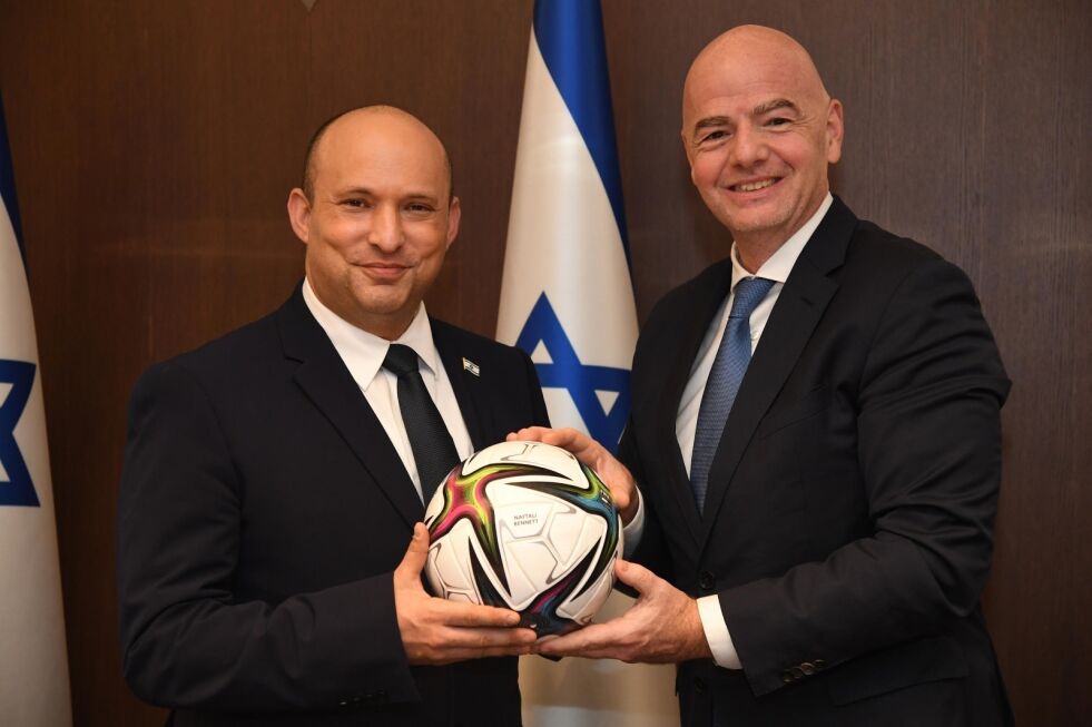 Israels statsminister Naftali Bennett tok imot FIFA-president Gianni Infantino på sitt kontor i Jerusalem.
 Foto: Haim Zach (GPO)