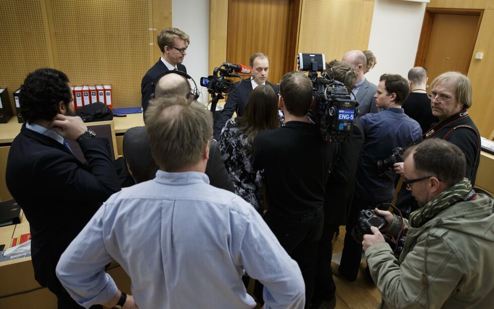 Statsadvokatene Jan Glent (til høyre midt i bildet) og Frederik G. Ranke (til venstre for ham) i Oslo tingrett i mai 2015 a den første rettssaken mot de tre mennene startet.
 Foto: Heiko Junge / NTB
