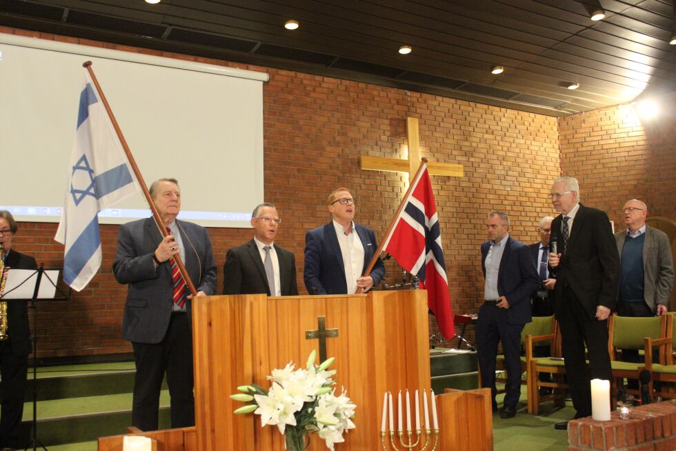 TALERE M40: Pastor Frank Søgaard, ambassadør Alon Roth og ICEJ-leder Dag Øyvind Juliussen sammen på talerstolen i M40.
 Foto: Redaksjonen