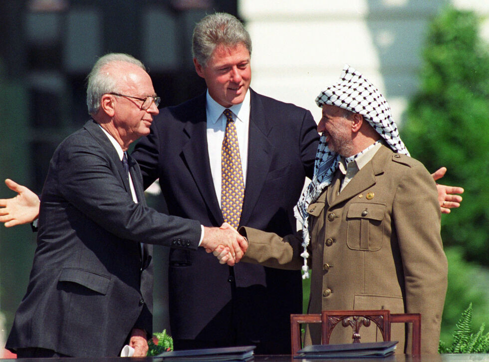Oslo-avtalene: –Men tausheten omkring Oslo-prosessen er vel begrunnet.  Vi vet knapt om noen norsk utenrikspolitisk fiasko som det er mer verd å glemme, men som likevel kommer til å hjemsøke oss som et mareritt langt inn i fremtiden, skriver Michal Rachel Suissa. Fra v.: Daværende statsminister i Israel Yitzhak Rabin, president Bill Clinton og  PA-leder Yasser Arafat.
 Foto: Ap