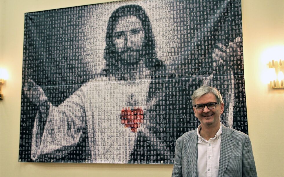 Styreleder Terje Hyldmo, foran det store Kristus-bildet i storsalen. Bildet er faktisk satt sammen av små passfotos av alle menighetens medlemmer.
 Foto: Arne Fossen