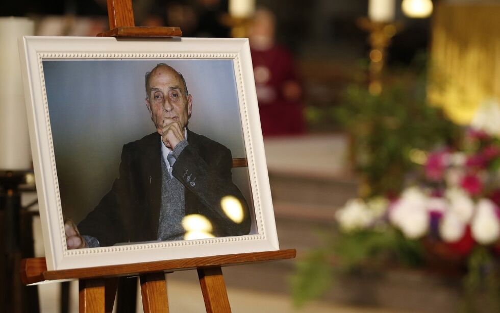Fra prest Jacques Hamel sin begravelse i katedralen i Rouen i Frankrike i 2016. Presten ble brutalt drept i kirken han jobbet i.
 Foto: Charly Triballeau / AP / NTB