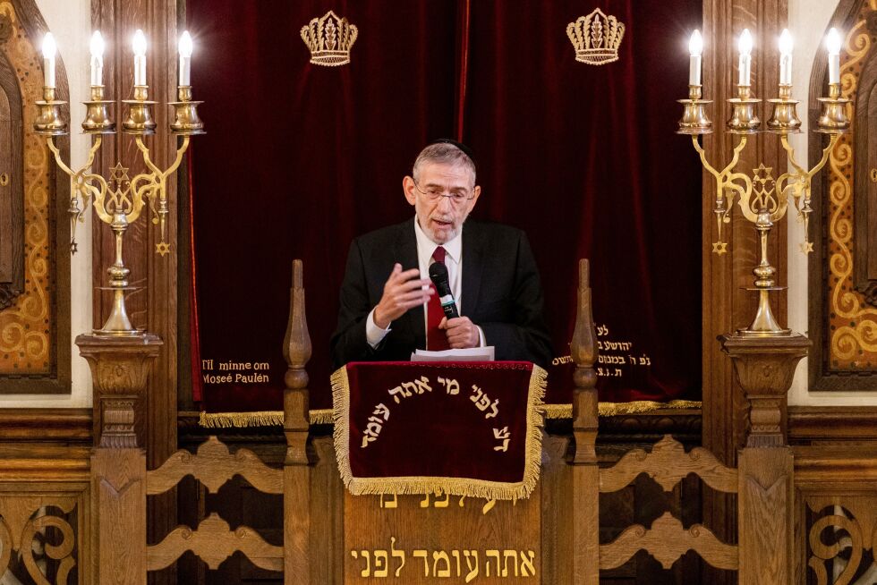 Overrabbiner Michael Melchior holder hovedtalen under 100-årsmarkeringen for synagogen i Oslo. Markeringen skulle ha vært holdt i fjor, men ble utsatt på grunn av koronapandemien.
 Foto: Håkon Mosvold Larsen / NTB