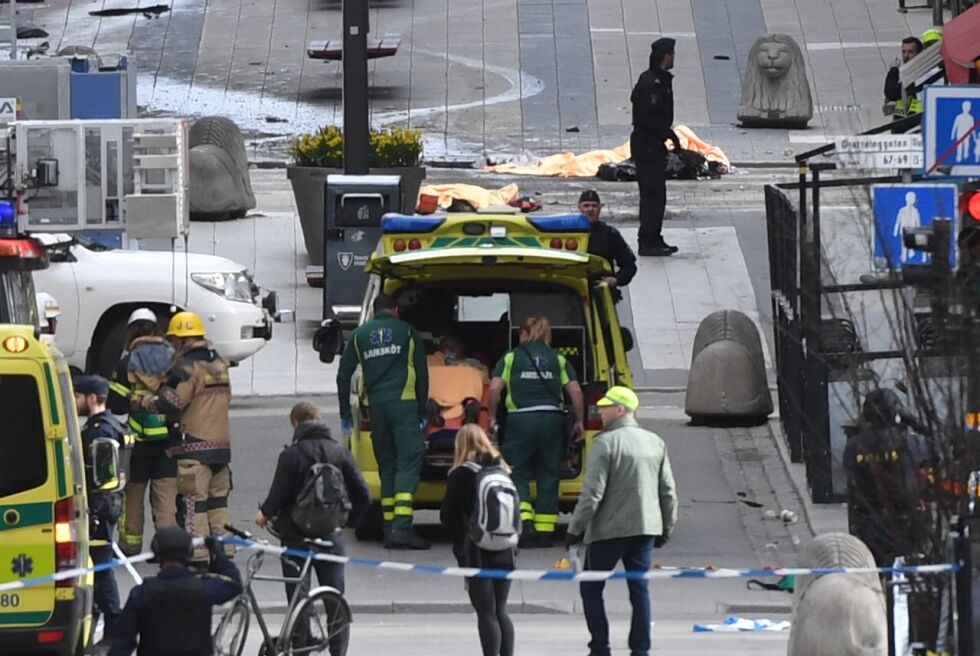 STOCKHOLM: En lastebil har kjørt inn i mennesker på Drottninggatan i sentrum av Stockholm.
 Foto: Jessica Gow/TT / NTB scanpix