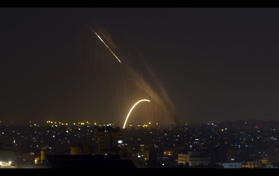 Raketter blir skutt ut fra Gazastripen mot Israel.
 Foto: Khalil Hamra/NTB Scanpix