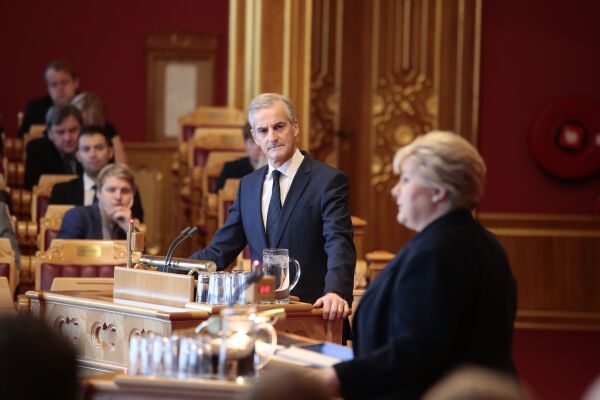 Erna Solberg holder grepet om velgerne