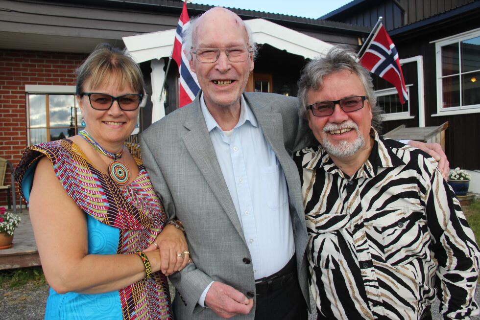 Oddvar Tegnender flankert av Solveig og Tom Roger Edvardsen.
 Foto: Lisbeth Hoskuldsen