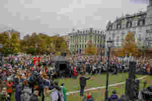 Stor markering for fred i Israel og Gaza utenfor Stortinget