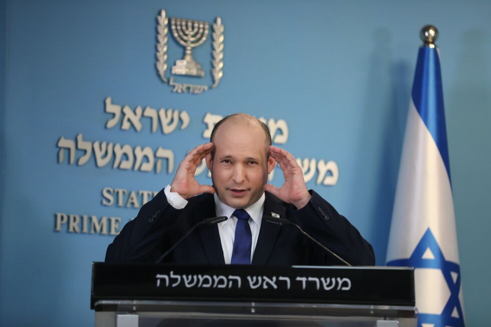 Israels statsminister Naftali Bennett oppfordret onsdag kveld alle til å vaksinere seg mot koronaviruset. Han sa at vaksiner virker - og at de er trygge.
 Foto: Abir Sultan / NTB / AP