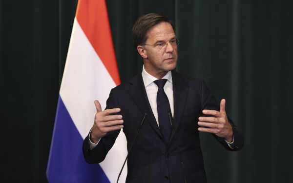 Nederland stenger delvis ned i tre uker