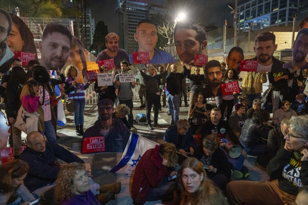 Israelske demonstranter blokkerer inngangen til Israels forsvarsdepartement i Tel Aviv lørdag. De krever at den israelske regjeringen gjør alt for å få de gjenværende gislene ut av Gaza.
 Foto: Ariel Schalit / AP / NTB
