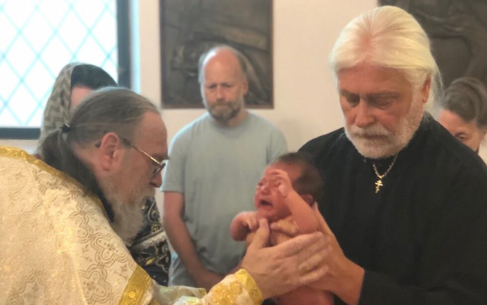 DÅP: Sturla Olsen (t.h.) assisterer presten ved barnedåp ved full neddykning, som den ortodokse kirke praktiserer.
 Foto: Privat