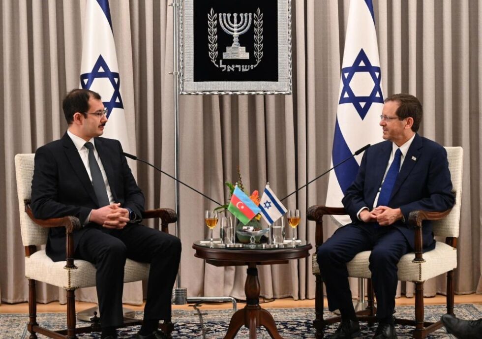 JERUSALEM: Aserbajdsjans ambassadør Mukhtar Mukhtar Mammadov (til venstre) og Israels president Isaac Herzog 26. mars 2023.
 Foto: Haim Zach/GPO
