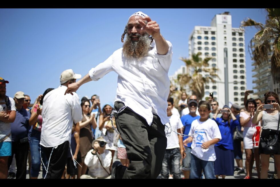 Dansing i gatene under Israels 70-årsfeiring for ett år siden. Nå har den jødiske staten passert ni millioner innbyggere.
 Foto: NTB Scanpix