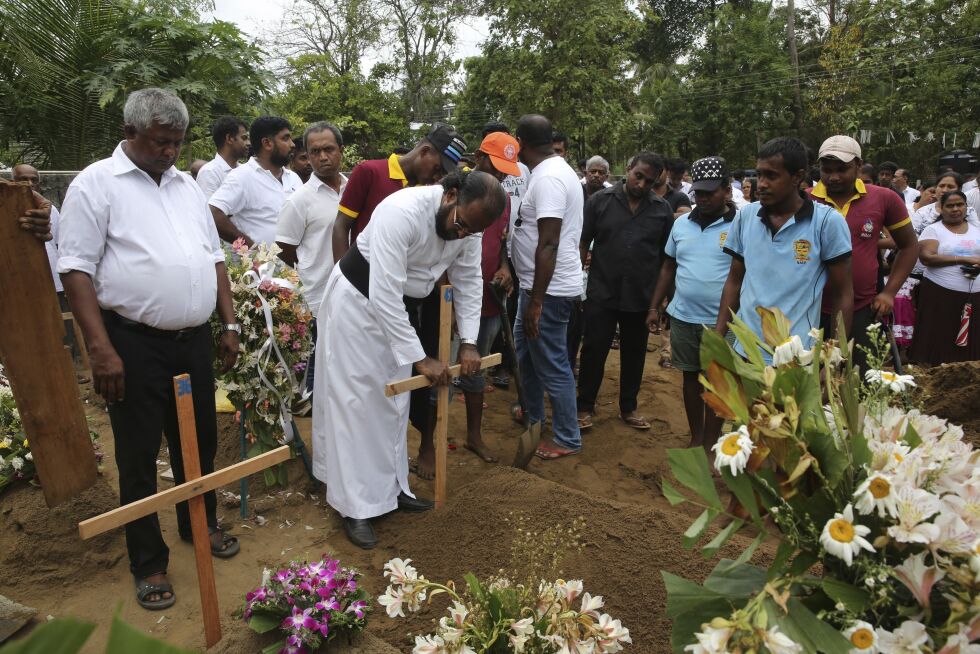 Sri lanka: Fra en av begravelsene etter terrorangrepene i påsken som krevde over 250 menneskeliv.
 Foto: AP