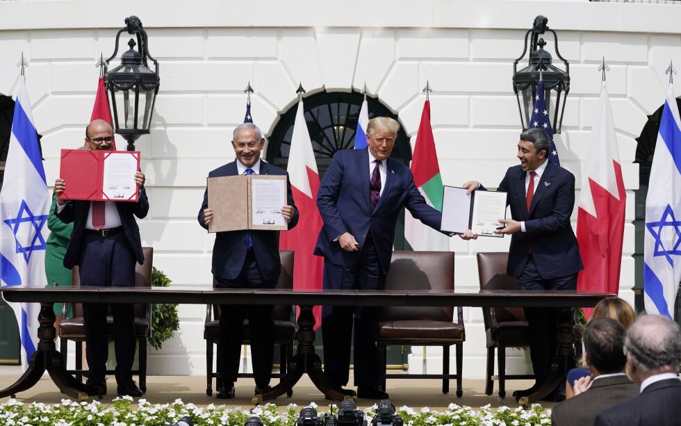 President Donald Trump har fasilitert fredsavtalen mellom de to arabiske landene Bahrain, De forente arabiske emirater og Israel. Avtalen ble signert i Det hvite hus tirsdag 15. september 2020 med Israels statsminister Benjamin Netanyahu, Bahrains utenriksminister Khalid bin Ahmed Al Khalifa og De forente arabiske emiraters utenriksminister Abdullah bin Zayed al-Nahyan.
 Foto: NTB Scanpix