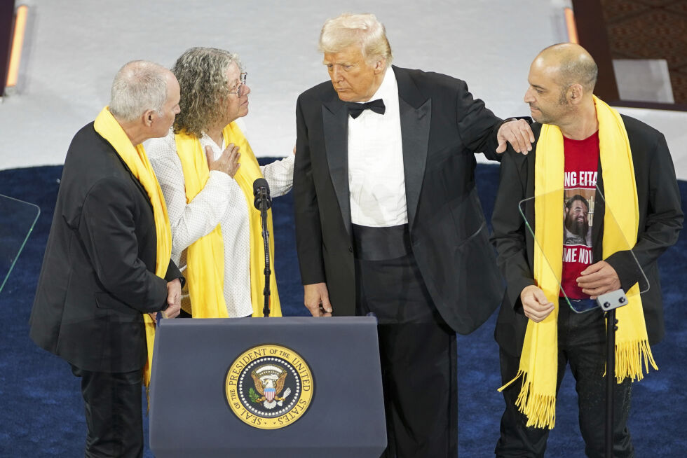 President Donald Trump snakker med løslatte israelske gisler, Keith Siegel, Aviva Siegel og Iair Horn, til høyre.
 Foto: NTB/AP