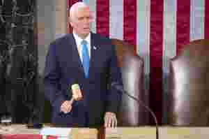 Mike Pence hylles og trues på livet