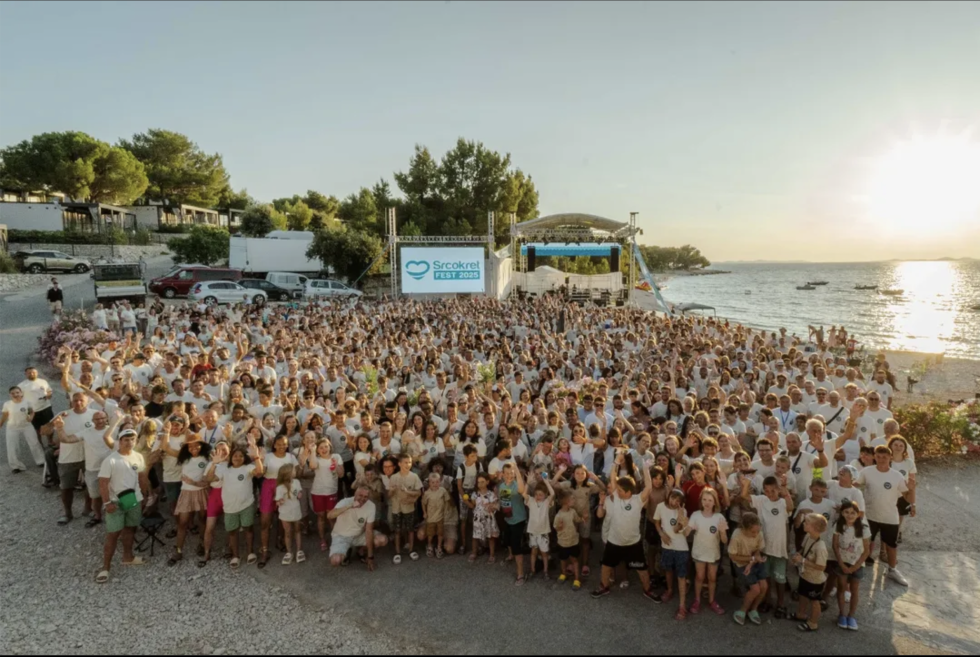 1300 unge var samlet til festival i den vakre kystbyen Šibenik (Kroatia).
 Foto: Skjermdump Scrocet/Instagram