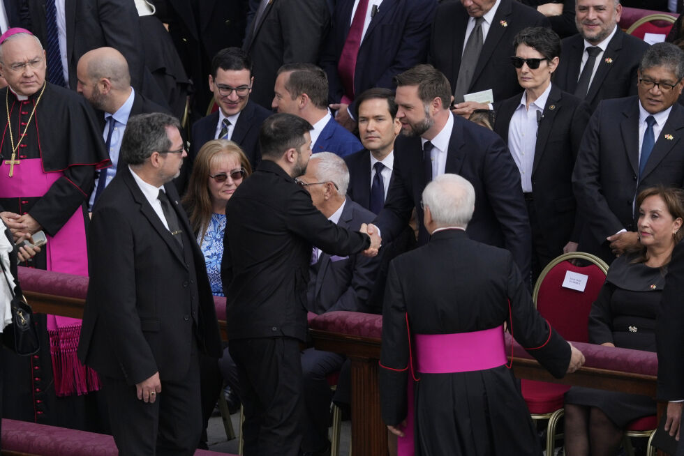 Her håndhilser Vance og Zelenskyj for første gang siden det mye omtalte møtet i Det hvite hus i februar. Etter innsettelsen møttes de to i den amerikanske ambassadørboligen i Roma.
 Foto: Gregorio Borgia / AP / NTB