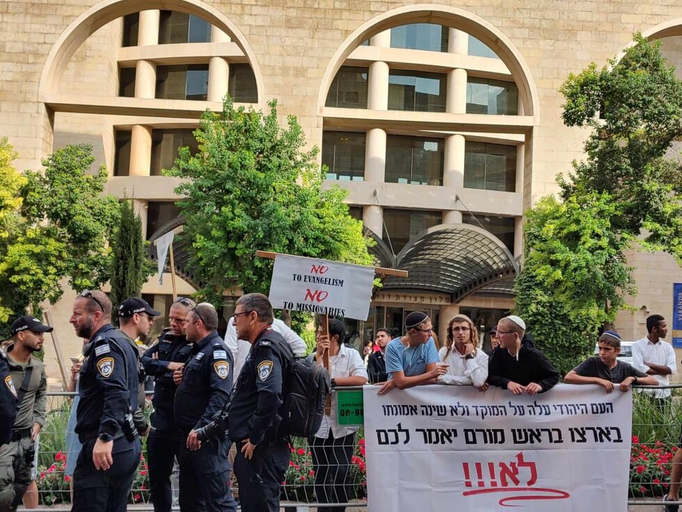 Politiet var ekstra oppmerksomme mot demonstrantene, men alt gikk rolig og fredelig for seg i King David Street.
 Foto: Martin Gellein.