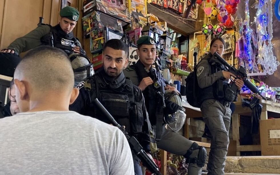 – De arabiske ungdommene har samlet stein inne i al-Aqsa-moskéen som de kaster over muren på de jødene som ber ved Vestmuren. Når politiet griper inn og stanser steinkastingen, svarer araberne med å kaste Molotov-cocktails og skyte fyrverkeri inne i moskéen og anklager så israelsk politi for å vanhellige deres helligdom. Dette skuespillet gjentar seg fordi vestlige medier er raske med å formidle anklagene mot Israel om storming av muslimenes «hellige høyde», skriver Michal Rachel Suissa. Både politiet og forsvaret (IDF) har vaktholdet rundt Tempelhøyden i forbindelse med den muslimske fastemåneden ramadan.
 Foto: Johnny Myhr-Hansen