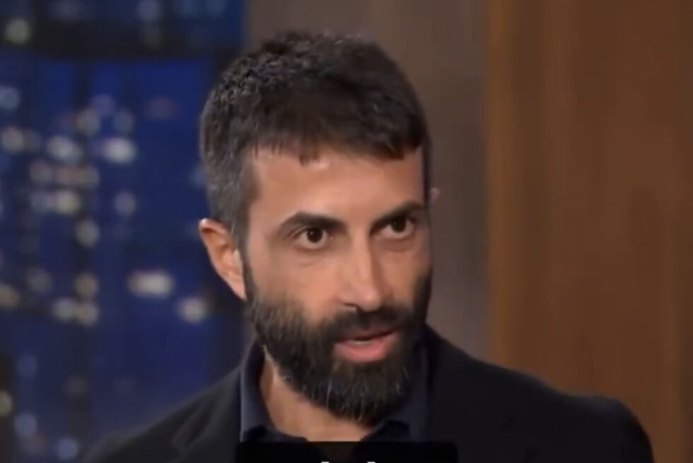 SNAKKET RETT FRA LEVRA: Glimt fra intervjuet Dr. Phil hadde med Mosab Hassan Yousef, lagt ut på X, tidligere Twitter.
 Foto: Skjermdump