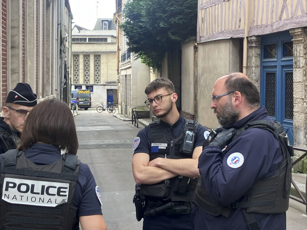 Politifolk i nærheten av synagogen i Rouen etter forsøket på ildspåsettelse 17. mai. Den antatte gjerningsmannen, som angivelig opptrådte truende, ble skutt og drept av politiet.
 Foto: Oleg Cetinic / AP / NTB