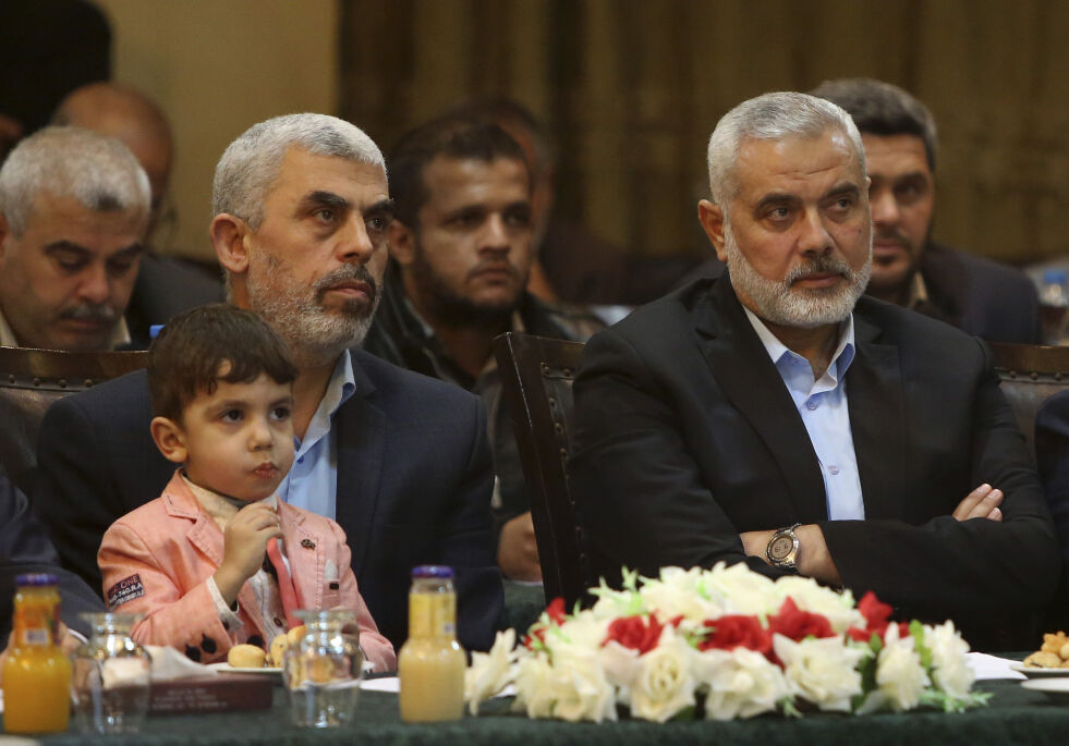 Hamas' stedlige leder på Gazastripen, Yehiya Sinwar (venstre) med terrorgruppens øverste leder, Ismail Haniyeh, bosatt i Qatar. Det siste slaget om Gaza kan være nært forestående. Hamas har oppnådd å lokke de israelske styrkene til angrep mot Hamas, som skjuler seg bak den palestinske sivilbefolkningen. Strategien er utviklet for å oppnå forsterket sympati og støtte fra det internasjonale samfunnet.
 Foto: AP Photo/Adel Hana/NTB.
