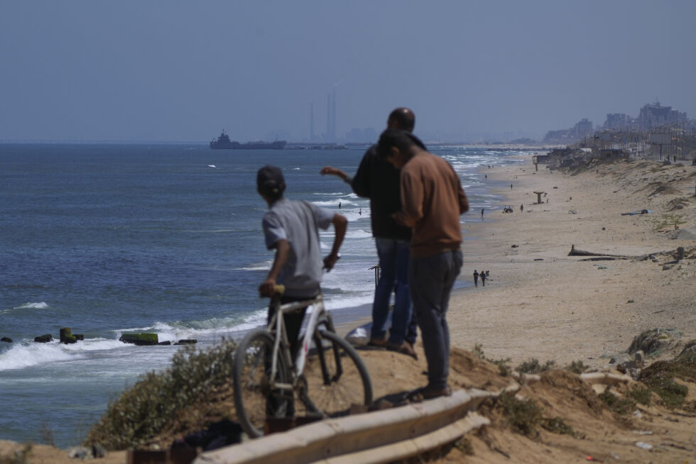SETT FRA STRANDEN I GAZA: Et skip skimtes utenfor kysten av Gaza, nær en amerikanskbygd flytebrygge som vil bli brukt til å lette hjelpeleveranser.
 Foto: NTB/AP