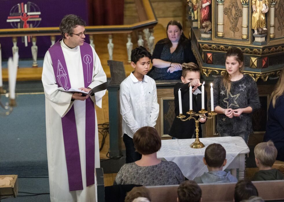 Skoleelever tenner lys under en skolegudstjeneste i Leinstrand kirke. Illustrasjonsbilde.
 Foto: Gorm Kallestad/NTB Scanpix