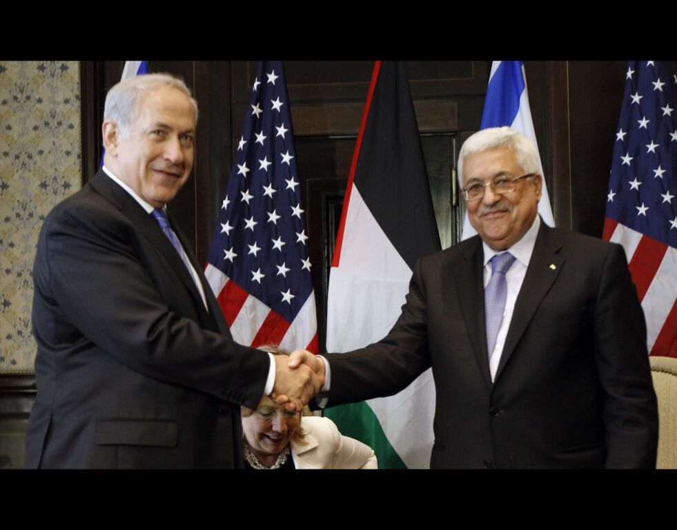 Israels statsminister Benjamin Netanyahu og den palestinske presidenten Mahmoud Abbas møttes i 2010 for å diskutere fred med daværende utenriksminister i USA Hillary Clinton.
 Foto: Alex Brandon/NTB Scanpix