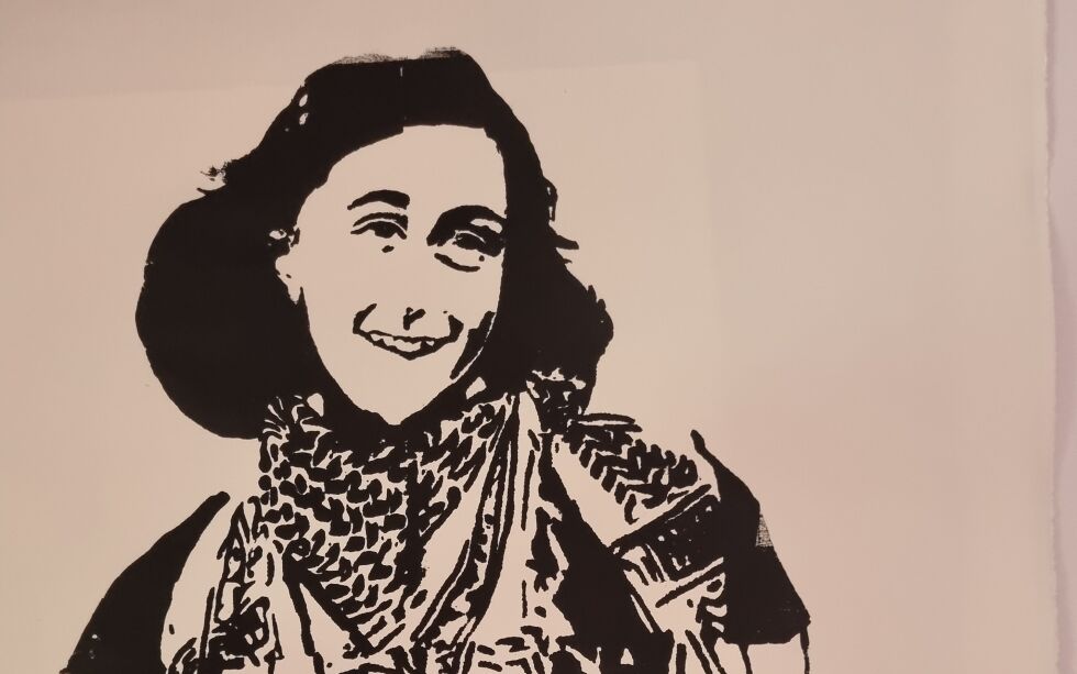 Gatekunstneren Töddels omstridte verk «Death of the Innocent», der Anne Frank har fått et Palestina-skjerf rundt halsen, skal auksjoneres bort til et godt formål.
 Foto: Norsk Folkehjelp Bergen / Handout / NTB