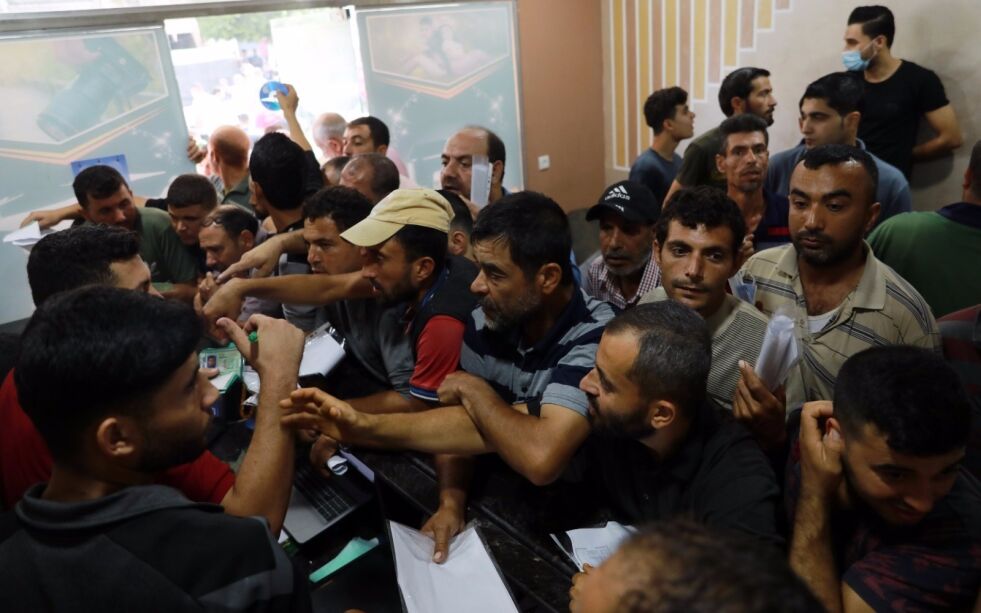 Tusenvis av palestinere kjemper om tillatelser til å få lov å jobbe i Israel. På Gazastripen er arbeidsledigheten 65 prosent.
 Foto: Majdi Fathi/TPS