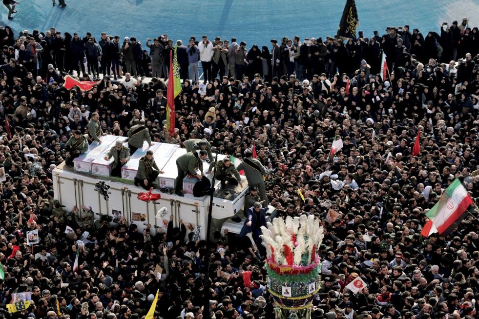 Kistene til general Qasem Soleimani og andre som ble drept i Irak av et amerikansk drone-angrep blir ført på en lastebil omgitt av sørgende under en begravelsesstasjon på torget Enqelab-e-Eslami (Islamic Revolution) i Teheran. Prosesjonene markerer første gang Iran hedret en mann med en seremoni i flere byer. Ikke engang Ayatollah Ruhollah Khomeini, som grunnla den islamske republikken, mottok en slik prosesjon med sin død i 1989. Soleimani vil ligge ved Teherans berømte Musalla-moske som den revolusjonære lederen gjorde før ham.
 Foto: Ebrahim Noroozi/NTB Scanpix