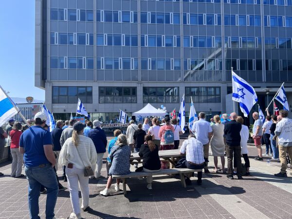 700 samlet for Israel