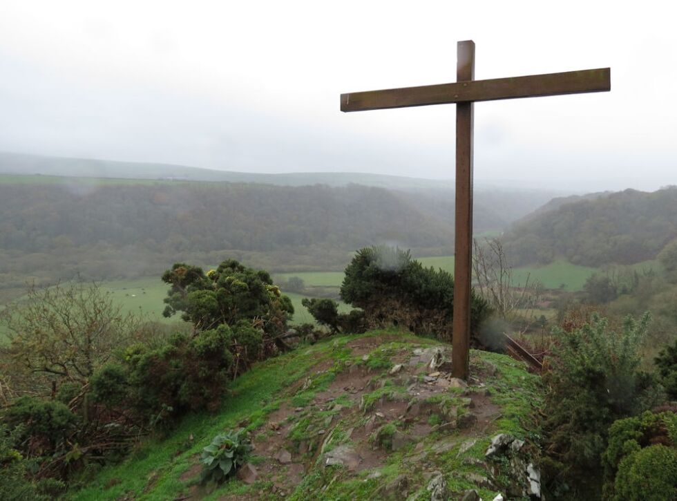 Wales: Dette enkle korset er satt opp utenfor retreatsenteret Ffald-y-Brenin. Lederne av senteret, Roy og Daphne Godwin, er denne høsten på turné i norske menigheter.