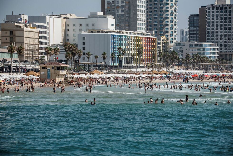 Israelere og turister nyter livet på stranda i Tel Aviv.
 Foto: Kobi Richter/TPS