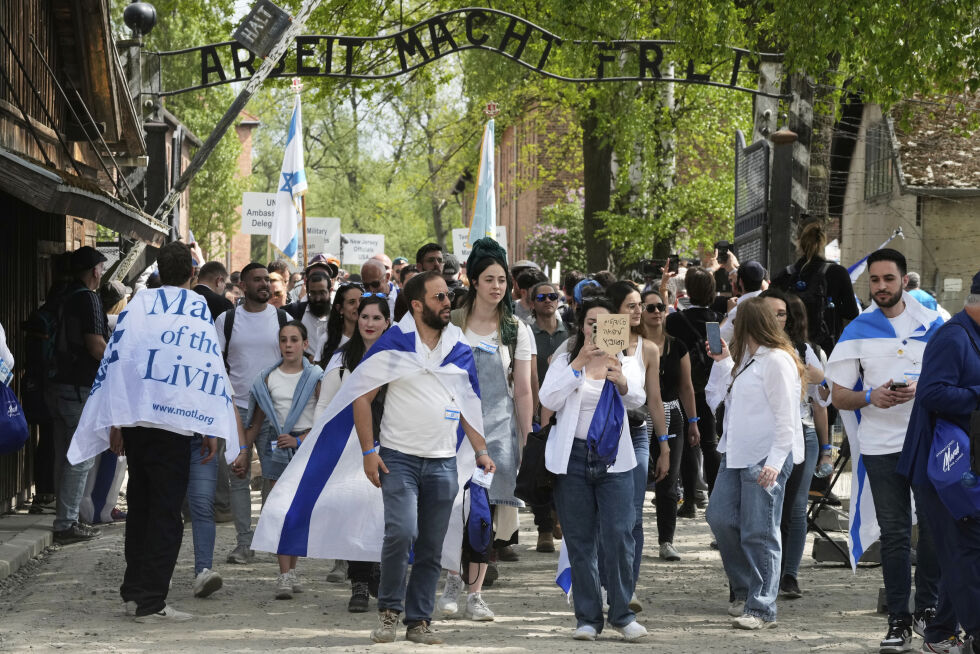 Overlevende etter holocaust og løslatte Gaza-gisler deltok i den årlige minneseremonien i konsentrasjonsleiren i Auschwitz i Polen, her ved den kjente porten.
 Foto: Czarek Sokolowski / AP / NTB