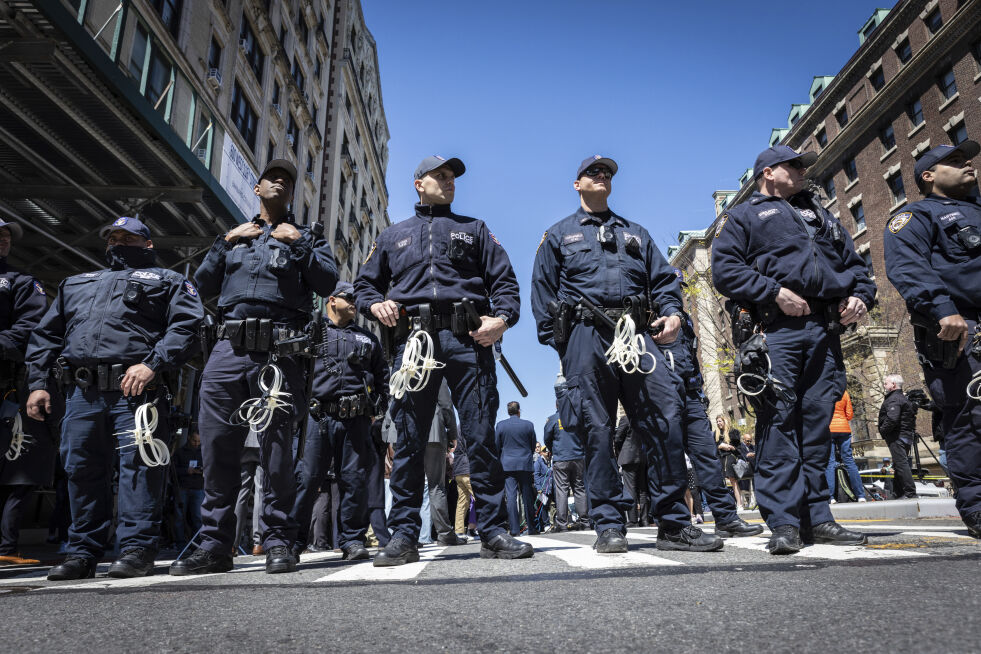 NYPD-offiserer danner en beskyttelsesmur under en pressekonferanse om den pro-Palestina protestleiren ved Columbia University i New York sist uke.
 Foto: AP: Stefan Jeremiah